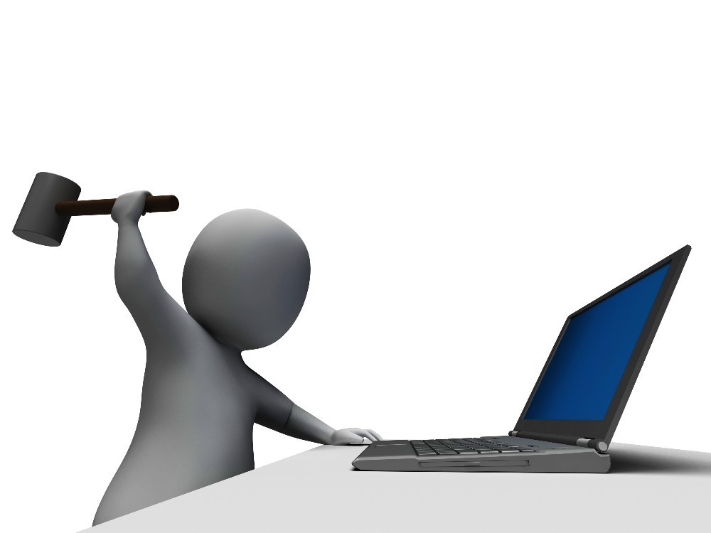 Абстрактный человечик с молотком в руках замахивается, чтобы разбить ноутбук.